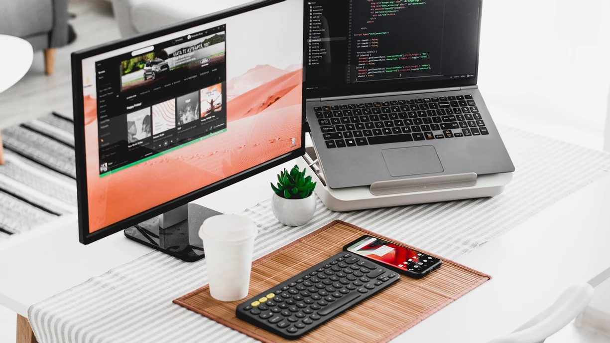 Computer mit zwei Bildschirmen